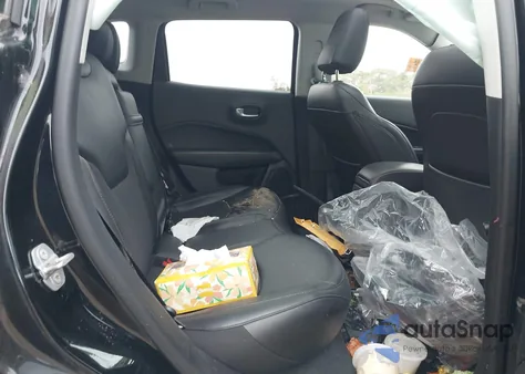 2019 Jeep Compass Latitude 4X4 z USA, uszkodzony, nr VIN 3C4NJDBB0KT761223